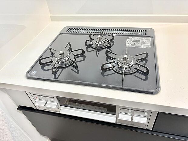【3口ガスコンロ】■一度に多くの料理ができ便利で効率的