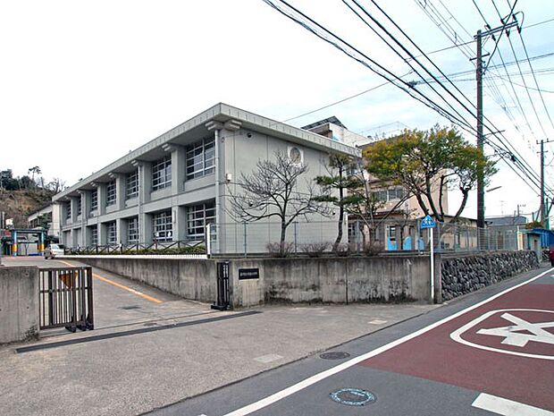 藤沢市立片瀬小学校（約680m・徒歩9分）