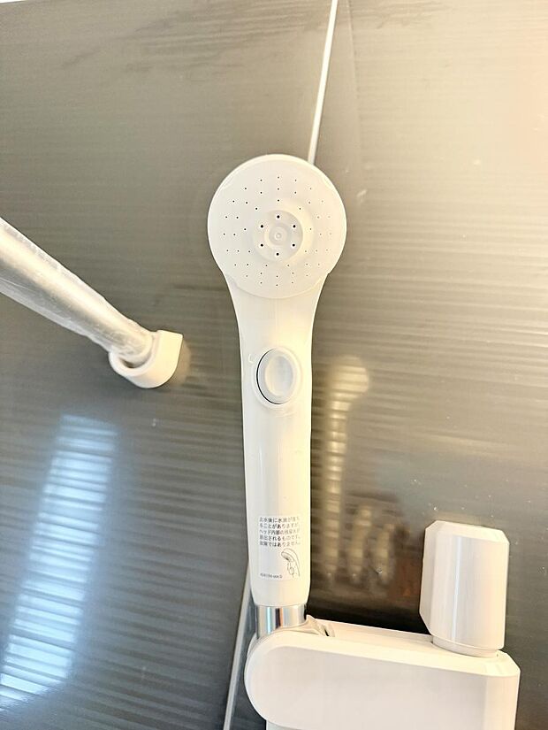 【止水シャワーヘッド】■手元で簡単に止水できるため、水の無駄遣いを減らすことができます。