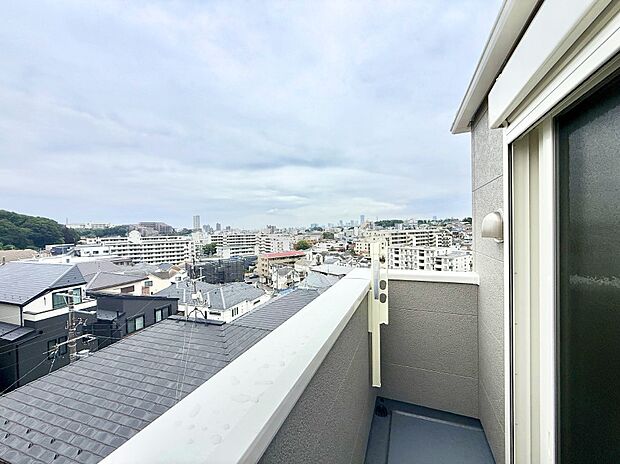 【バルコニー】B号棟 ■ 空を眺めながら、ほっと一息つける特別な空間
