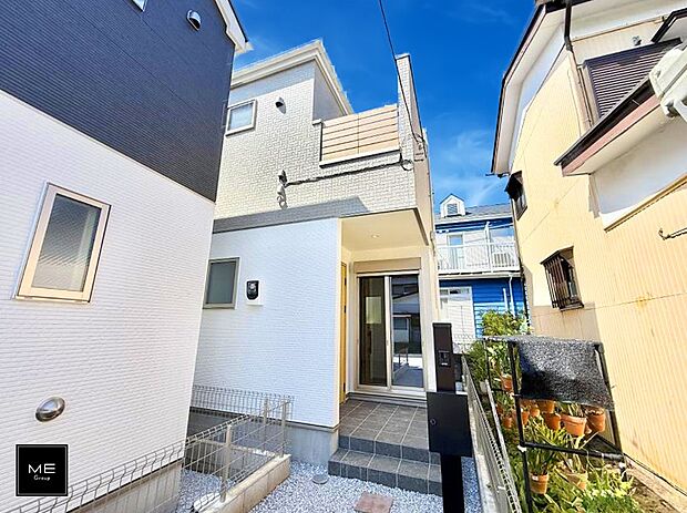 【現地外観写真】2号棟  ■暮らしを彩る充実した設備仕様が備わった住まい