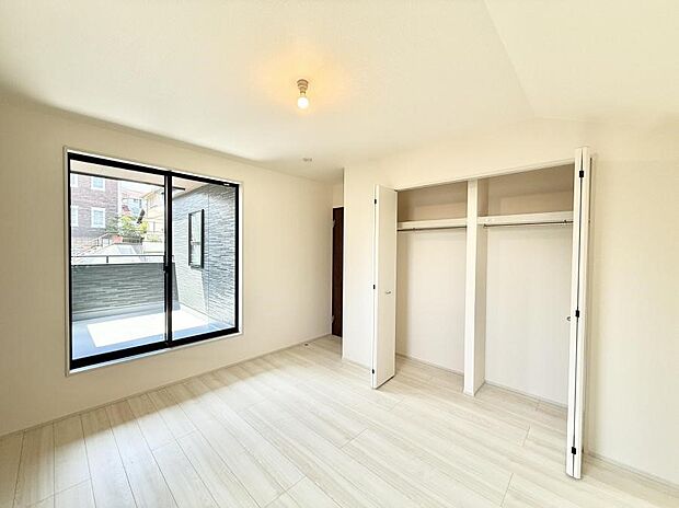 【リビング以外の居室】1号棟 ■清潔感あふれるお部屋で毎日を快適に過ごせます