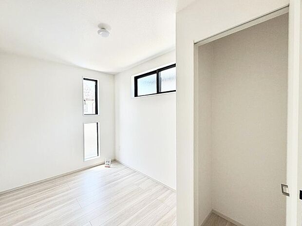 【リビング以外の居室】2号棟 ■清潔感あふれるお部屋で毎日を快適に過ごせます