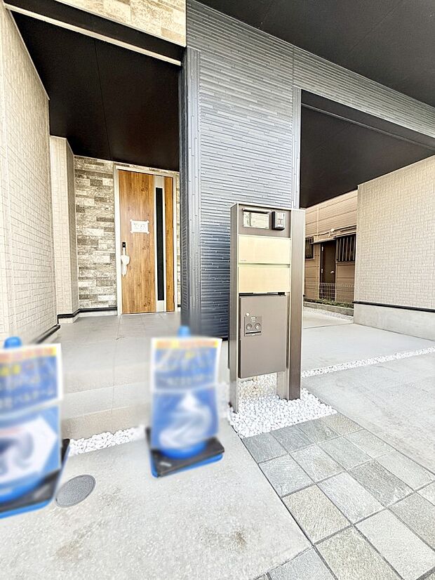 【玄関】1号棟 ■ ここから始まる、笑顔あふれる毎日
