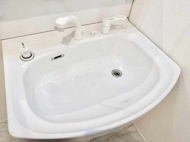 【ハンドシャワー付洗面台】■細かい部分まで洗いやすく便利なハンドシャワー付き