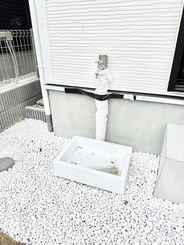 【その他現地】2号棟 ■ガーデニングや洗車などの際に大活躍な屋外立水栓