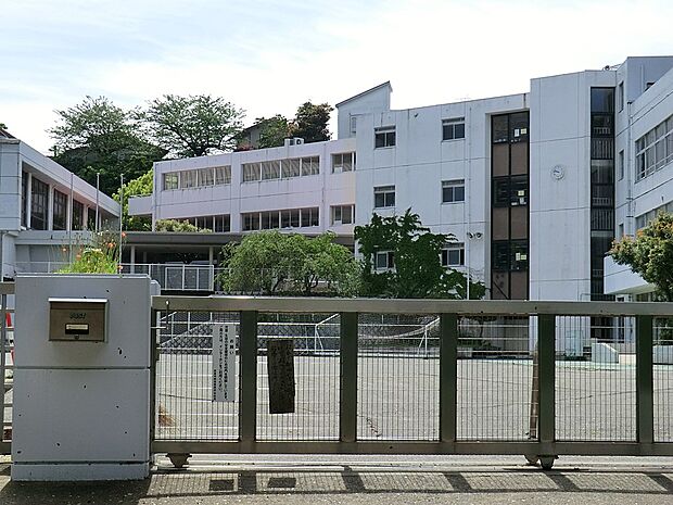 鎌倉市立第一中学校(約2,500m・徒歩32分)