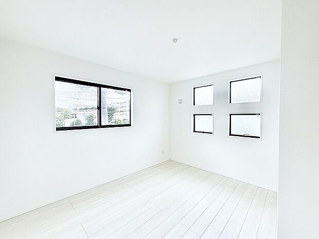 【リビング以外の居室】1号棟 ■落ち着いた色合いのお部屋で穏やかな時間を楽しめます