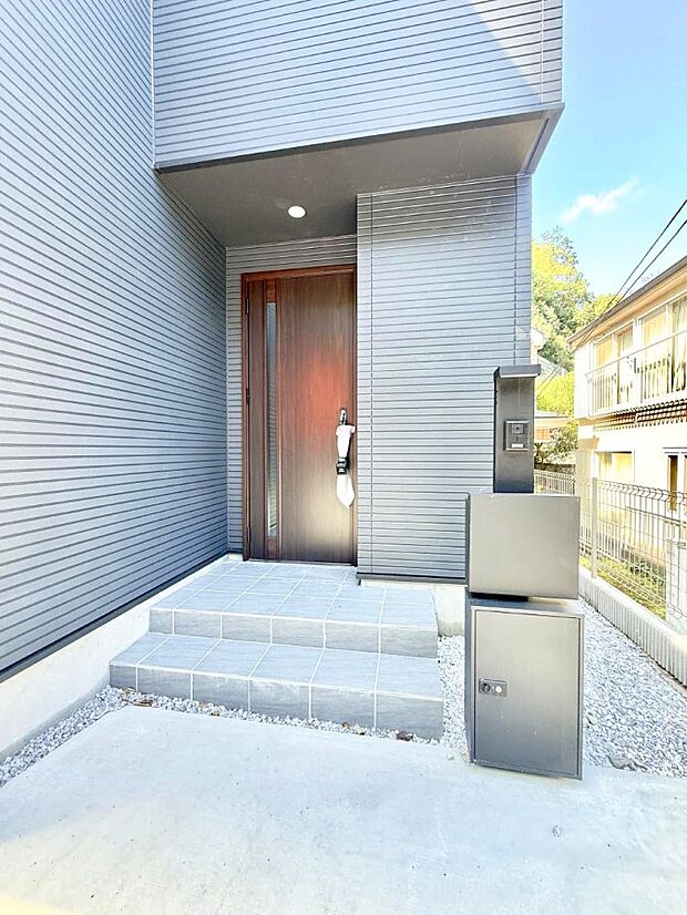 【玄関】1号棟  ■ 家族とゲストをやさしく迎える、心温まる玄関