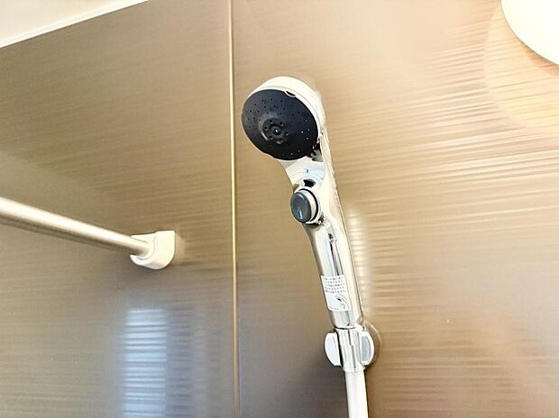 【止水シャワーヘッド】■手元で簡単に止水できるため、水の無駄遣いを減らすことができます。