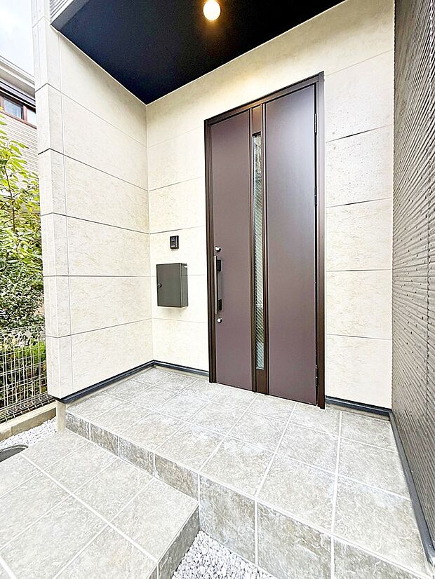 【玄関】2号棟  ■ シンプルで美しく、住まいの第一印象を彩る玄関です