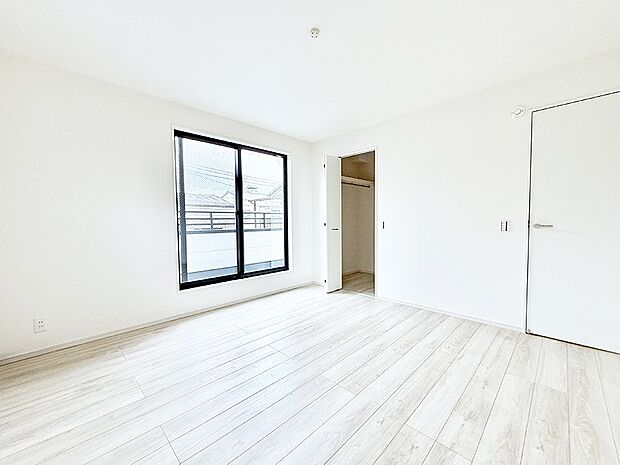 【寝室】2号棟  ■窓の配置や通気性の良い設計で部屋の空気がこもらず、常に新鮮な空気が流れます