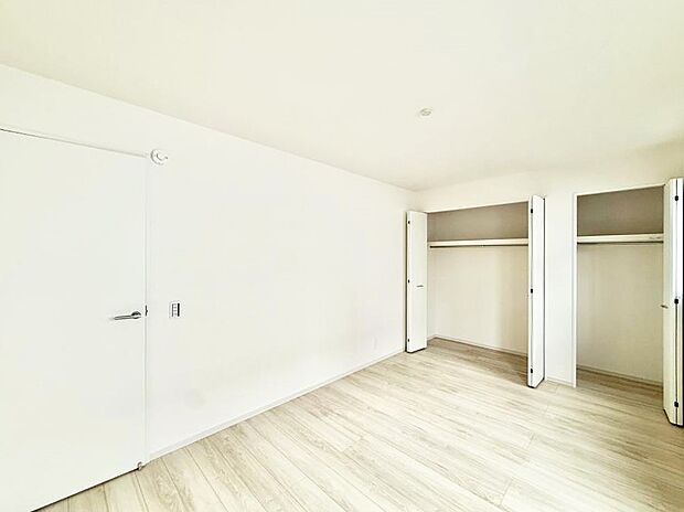 【リビング以外の居室】3号棟  ■落ち着いた色合いのお部屋で穏やかな時間を楽しめます