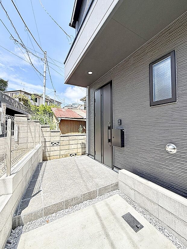 【玄関】1号棟 ■ シンプルで美しく、住まいの第一印象を彩る玄関です