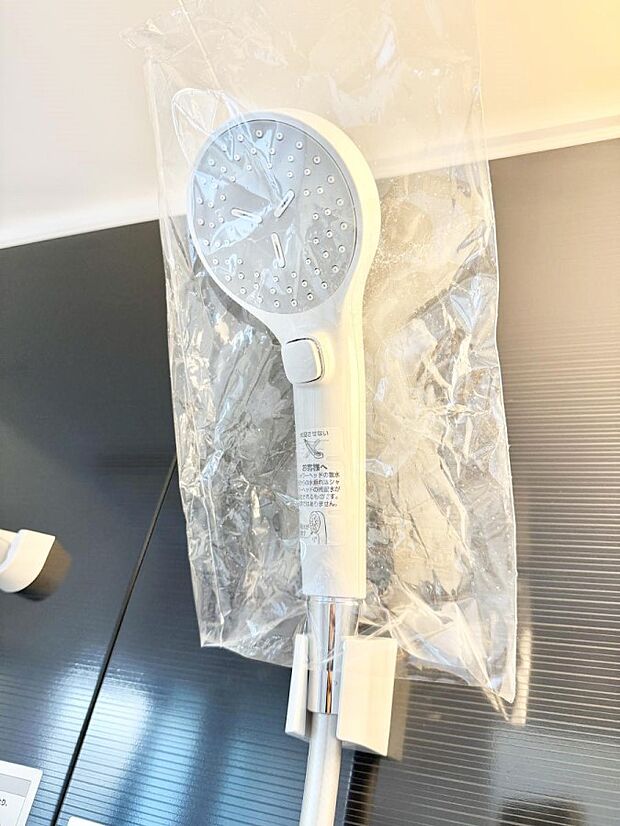 【止水シャワーヘッド】■手元で簡単に止水できるため、水の無駄遣いを減らすことができます。