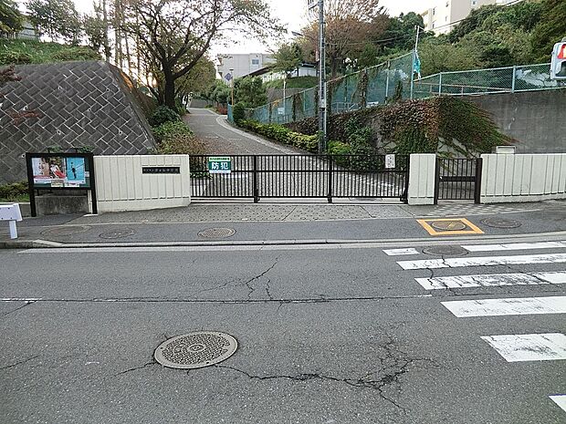 横浜市立芹が谷中学校(約700m・徒歩9分)