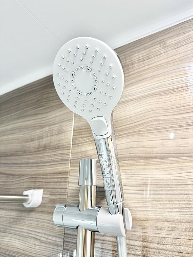 【止水シャワーヘッド】■手元で簡単に止水できるため、水の無駄遣いを減らすことができます。