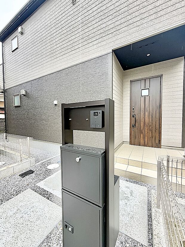 【玄関】1号棟 ■ 帰るたびにホッとする、安心感のある佇まい