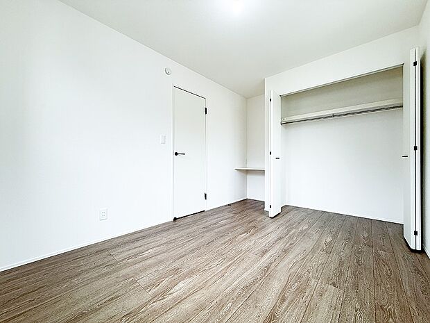 【リビング以外の居室】1号棟  ■落ち着いた色合いのお部屋で穏やかな時間を楽しめます