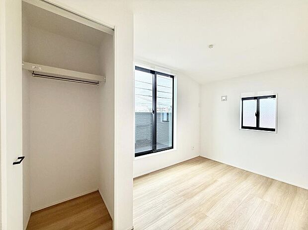 【リビング以外の居室】1号棟 ■落ち着いた色合いのお部屋で穏やかな時間を楽しめます