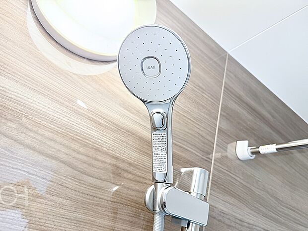 【止水シャワーヘッド】■手元で簡単に止水できるため、水の無駄遣いを減らすことができます。