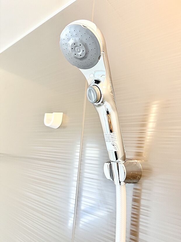 【止水シャワーヘッド】■手元で簡単に止水できるため、水の無駄遣いを減らすことができます。