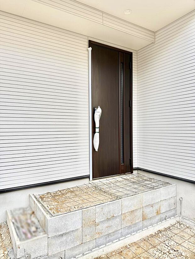 【玄関】1号棟 ■ ここから始まる、笑顔あふれる毎日