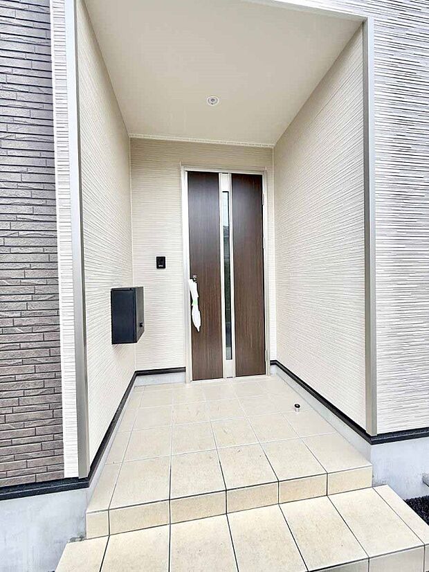 【玄関】2号棟 ■ シンプルで美しく、住まいの第一印象を彩る玄関です