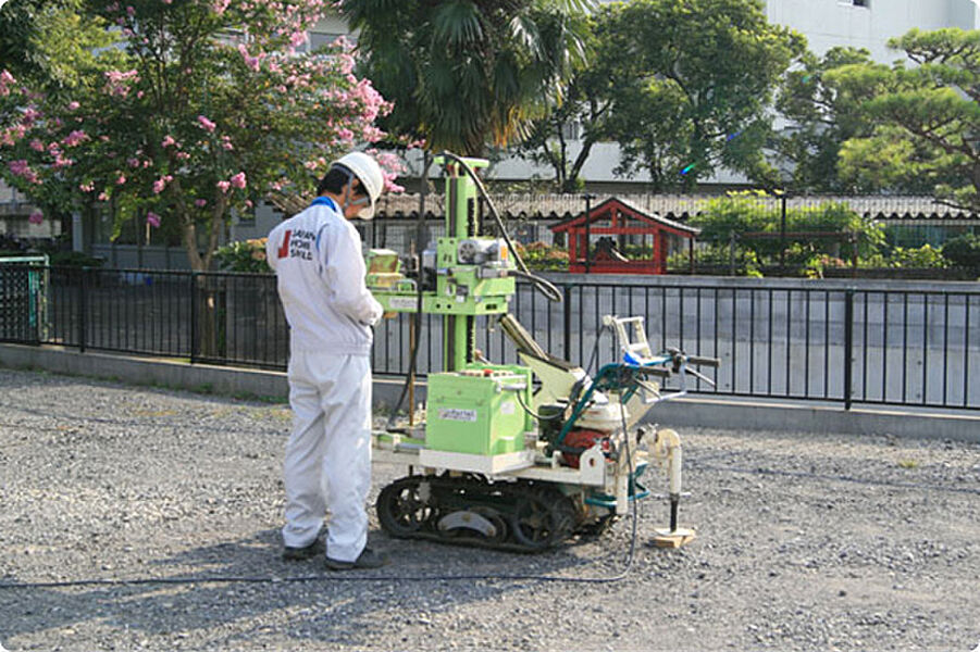 基礎着工前に地盤調査会社による地盤調査を行っています