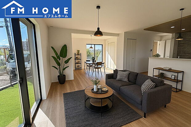 ■内装写真■
家族やゲストと穏やかな時間を過ごせるリビングです。柔らかな自然光が差し込み、落ち着いた雰囲気をもたらします。
※インテリアはCG加工で合成したイメージです。