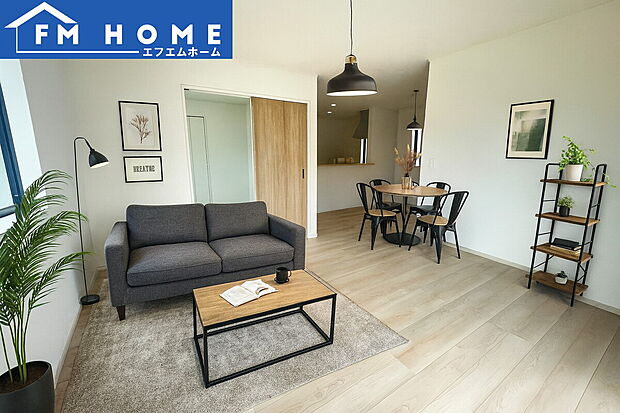 ■内装写真■
家族やゲストと穏やかな時間を過ごせるリビングです。柔らかな自然光が差し込み、落ち着いた雰囲気をもたらします。
※インテリアはCG加工で合成したイメージです。