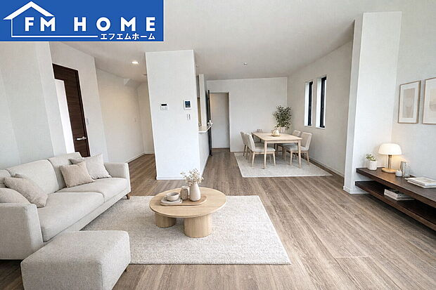 ■2号棟・内装写真■
家族やゲストと穏やかな時間を過ごせるリビングです。柔らかな自然光が差し込み、落ち着いた雰囲気をもたらします。
※インテリアはCG加工で合成したイメージです。