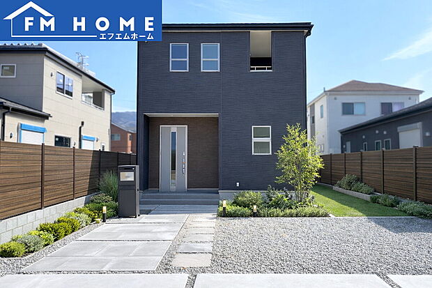 落ち着いた色合いが親しみやすい印象を与える外観です。穏やかな雰囲気が街並みによく馴染みます。※エクステリアおよび車両はCGによるイメージです。有償オプションで設置可能です。