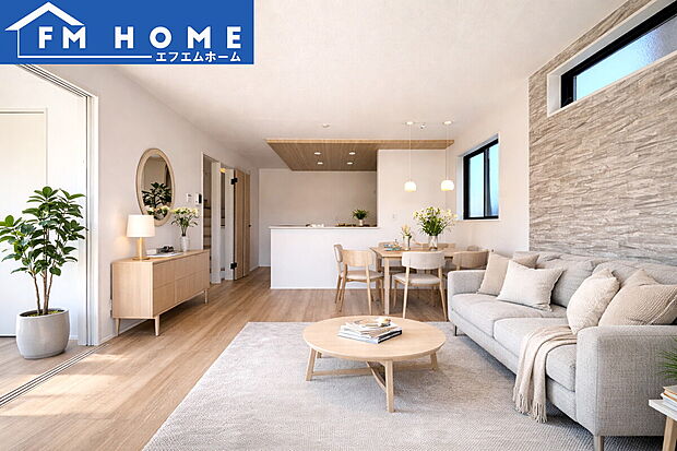 ■内装写真■
家族やゲストと穏やかな時間を過ごせるリビングです。柔らかな自然光が差し込み、落ち着いた雰囲気をもたらします。
※インテリアはCG加工で合成したイメージです。