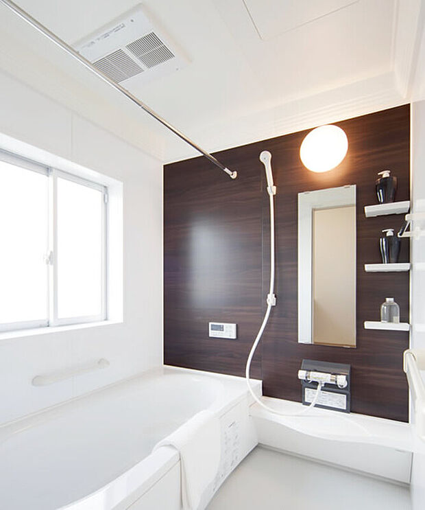 【浴室】バリアフリー設計で安心のバスルームは、親子入浴に最適な浴槽内ステップ付き。ドアはパッキンをなくし、床は乾燥が速いのでカビの発生を抑えます。