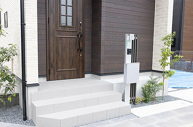 【TVモニター付インターホン】手放し通話ができ、送話表示灯で送話・受話状態が確認できます。映像と音声で玄関先の様子をチェックできるモニター機能や、夜間の訪問者の顔も確認できるLEDライトを装備しています。