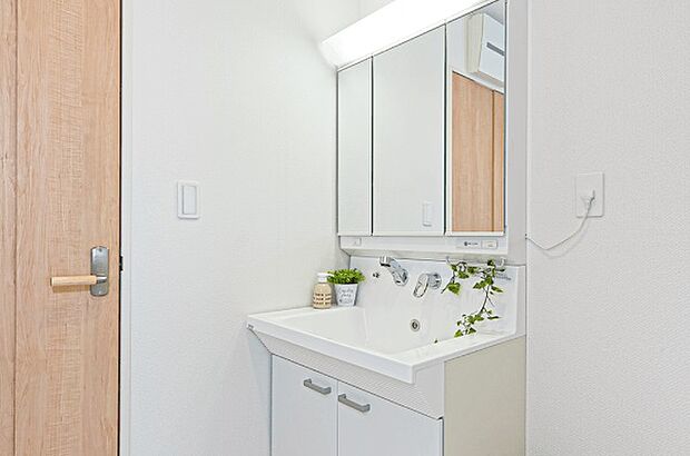 【洗面台】大きなミラーで朝の準備ができる洗面台。くもりを軽減するミラーやワイドの大きいカウンター。