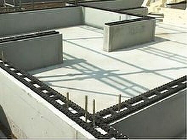 【防湿措置「基礎パッキン」】基礎と土台の間に基礎パッキン（20ｍｍ厚）を入れることにより分離させ、土台からの湿気を基礎へ浸透するのを防ぎます。また、床下換気が可能です。
