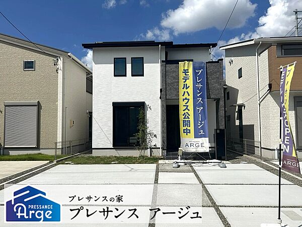 【4号地/現地外観】全戸敷地面積50坪以上！3台駐車可能。南向き住戸で閑静な住宅街のため、静かで過ごしやすい立地です。/2026年9月撮影