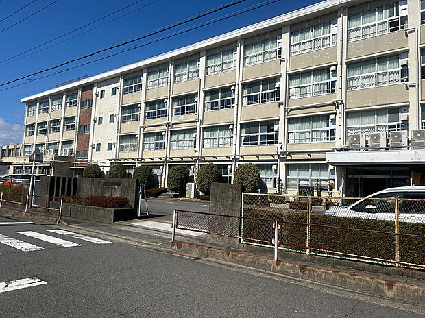 岐阜市立陽南中学校まで約270~300m 徒歩4分。学校HPで年間カレンダーや学校沿革誌、学校評価書などを閲覧することができます。中学生の休日部活動の地域移行が、段階的に進められています。