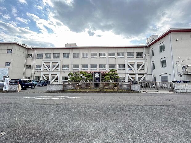 【大垣市立安井小学校】徒歩5分～6分。お子様が6年間通学しやすい距離にあります。「太鼓」・「福祉」・「国際理解」など、特色ある教育活動が行われています。