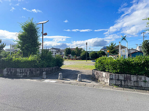 三里公園まで約440～470m 徒歩6分。複合遊具やブランコが設置された、お子様がのびのび遊ぶことができる公園です。プールや広場、公衆トイレがあります。