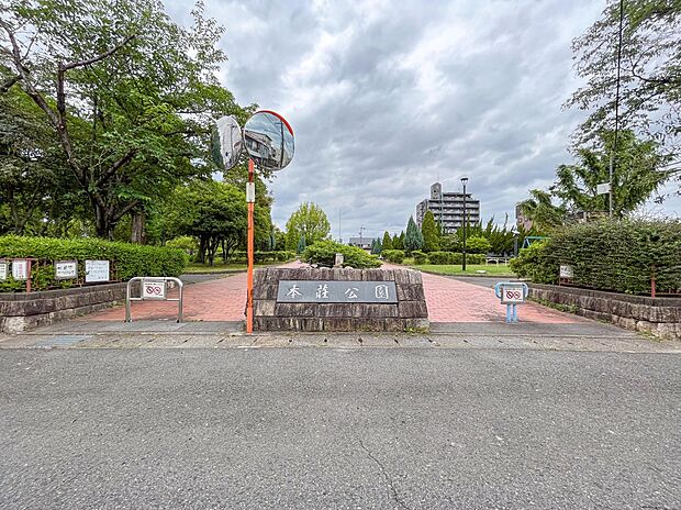 本荘公園まで240m 徒歩3分。緑豊かで自然を感じられる公園です。遊具が設置されており、お子様の外遊びにも適しています。休憩所や公衆トイレがあります。