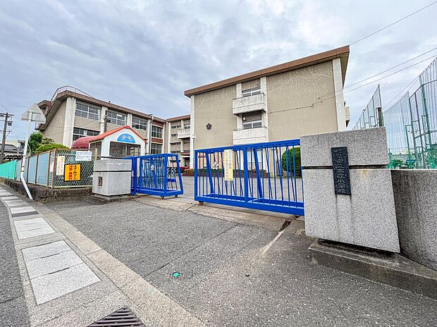 岐阜市立本荘小学校まで620m 徒歩8分。教育目標は「豊かな心で よく考え やりぬく子」。子ども見守りのボランティアなど、地域住民と連携した取り組みが行われています。