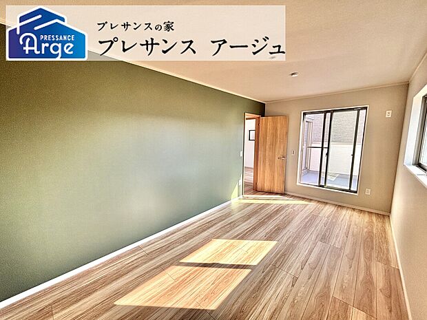 【7号地/洋室】 バルコニーに隣接するお部屋。爽やかな光が入り、開放的なプライベートタイムに。大容量のWICがあり、衣類や季節ものの家電まで収納可能です。/ 2025年11月撮影