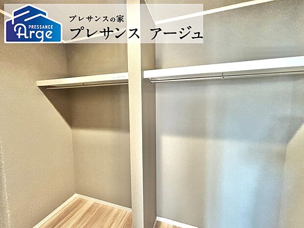【7号地/WIC】一般的なクローゼットよりも広いスペースを持っているため、多くの衣類やアクセサリーを整理しやすく、収納しやすい。 /2025年11月撮影