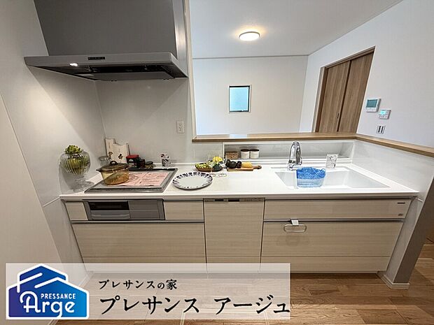 【2号地/キッチン】食洗機や浄水器付きタッチレス水栓を標準採用！対面キッチンで家族の様子を見ながら作業ができます。/2026年9月撮影