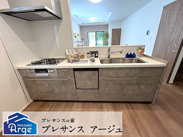 【2号地/キッチン】調理中もご家族やゲストとの会話がしやすい、対面式キッチン。浄水器内蔵型水栓や食洗器など設備も充実しています。/2025年7月撮影