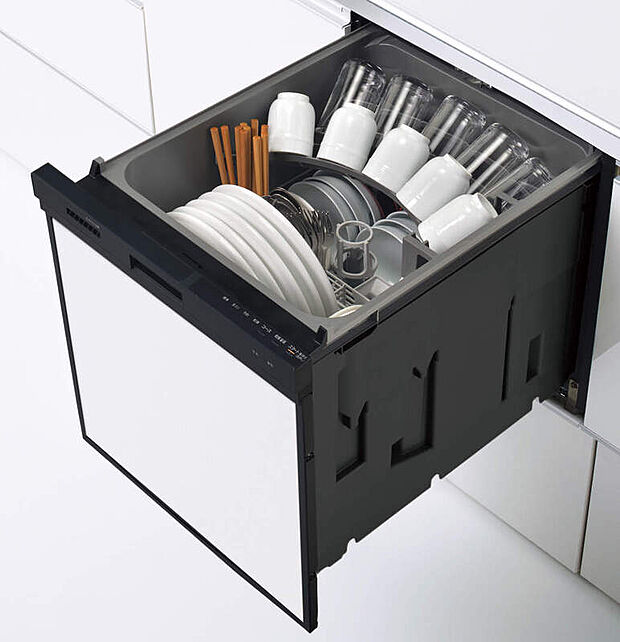 【食器洗い乾燥機】まな板、フライパンといった調理道具と食後のお皿などを一度に洗えて効率的。また少人数のご家庭でも、1日分をまとめて洗えるから、家事の時間がぐっと少なくなります。