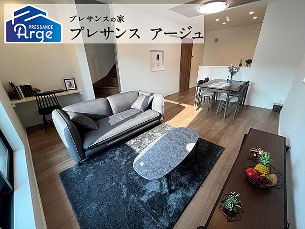 【3号地/LDK】プライバシー性の高い2階リビング設計でリビングに設置したカウンターは勉強や家事にも便利です。リビング階段で家族のコミュニケーションを育みます。/2025年9月撮影